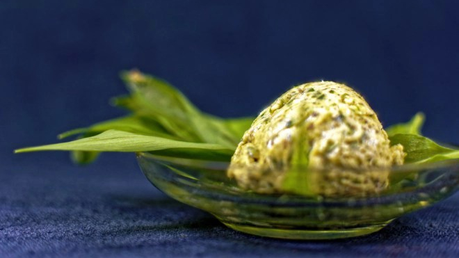 Olivenblätter-Bärlauchbutter passt zu mediterranen Gerichten, Fisch, Fleisch und Brot.