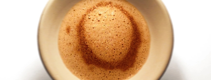 Ein Olivenblatt-Chai-Tee im Indian Style mit Gewürzen und Milch.