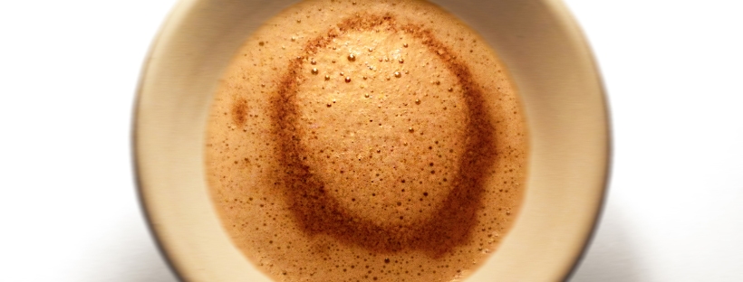 Ein Olivenblatt-Chai-Tee im Indian Style mit Gewürzen und Milch.