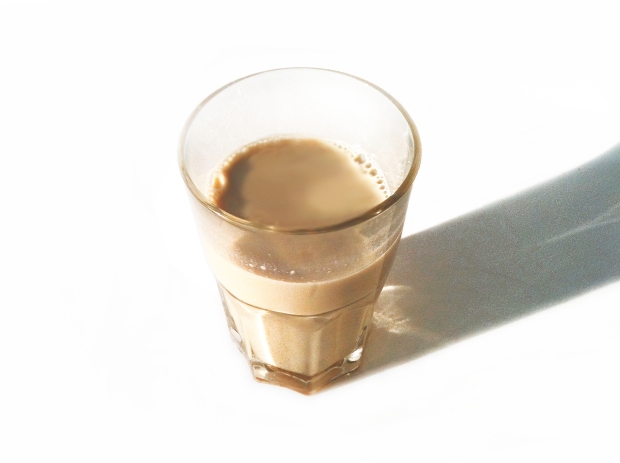 Ein Glas mit warmer Olivenblätter-Milch ist der ideale Gute-Nacht-Betthupferl mit schmerzlindernder Wirkung.